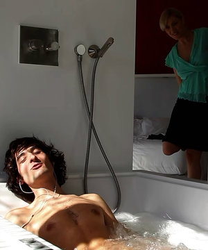 18 year old girl Ella Woods nudes on a vibrator after slowly removing clothing